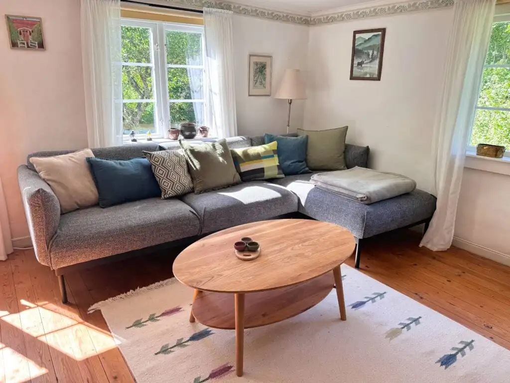 Wohnzimmer mit Sofa im Ferienhaus Hus Mida