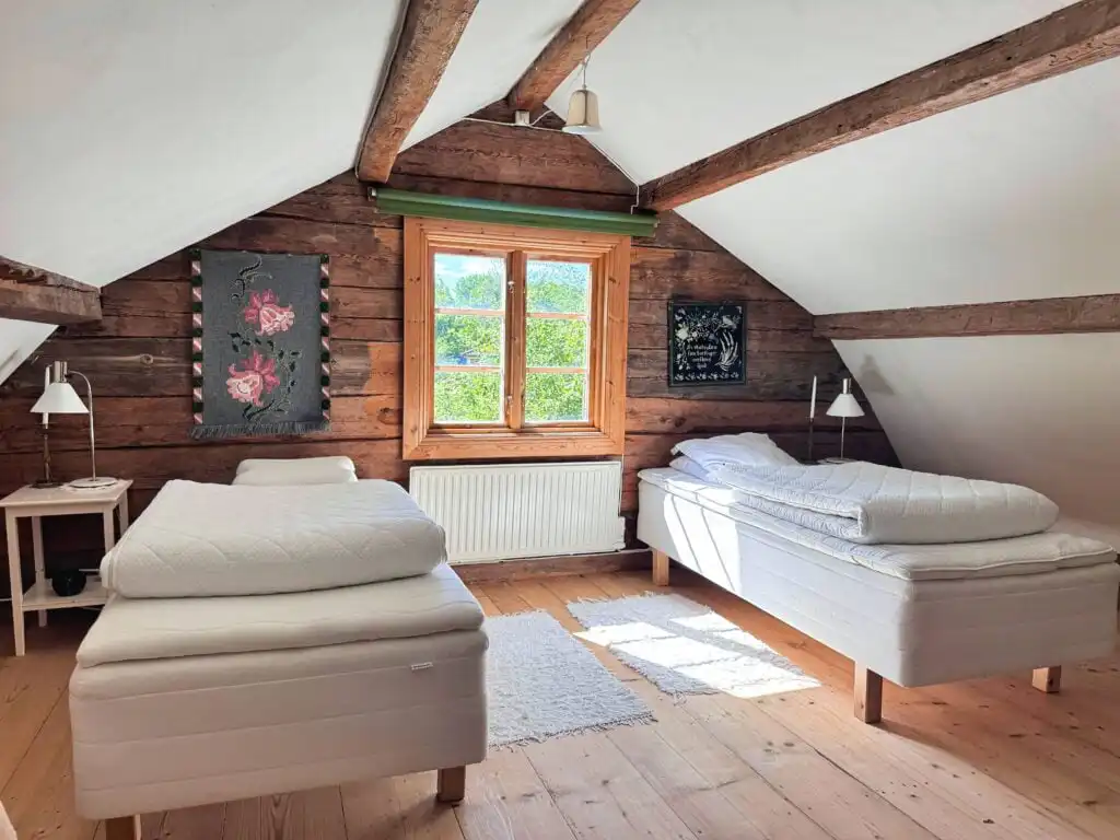 Schlafbereich im Obergeschoss des Ferienhauses Hus Mida