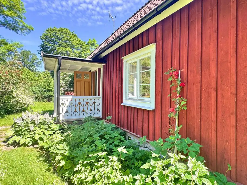 Seitenansicht des Ferienhauses Hus Mida mit Garten