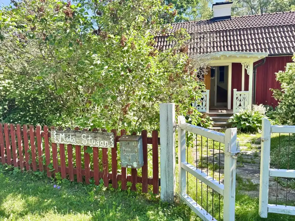 Eingangstor zum traditionellen Schwedenhaus Hus Mida