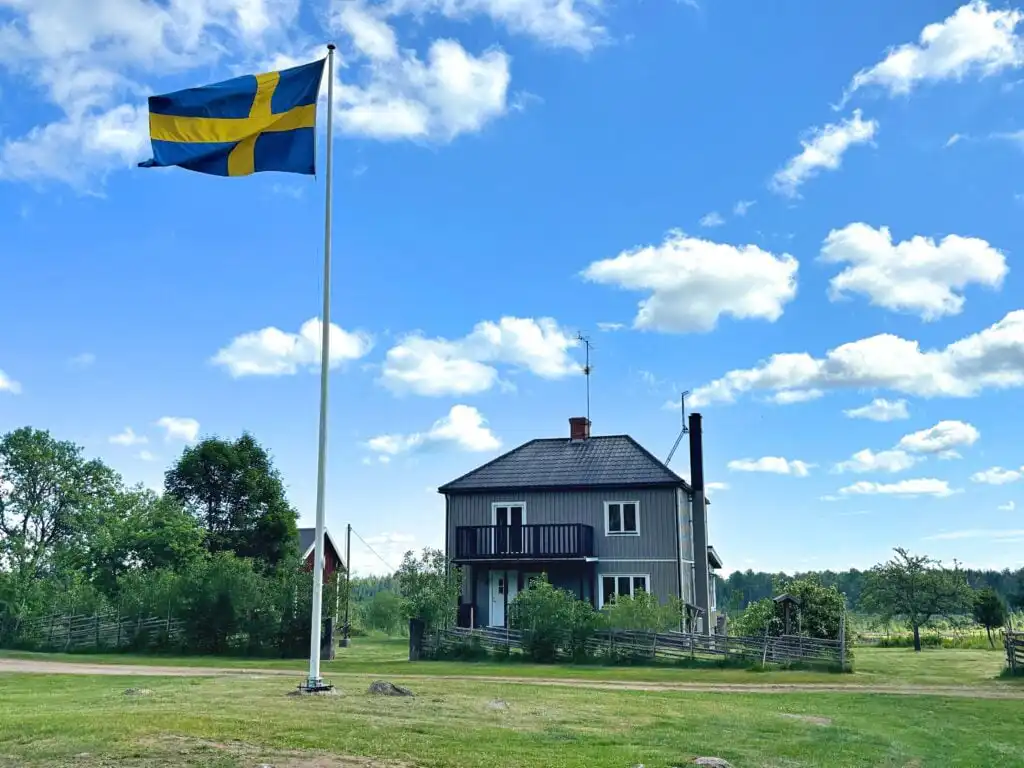 Schwedische Flagge vor dem Ferienhaus Stora Hultet