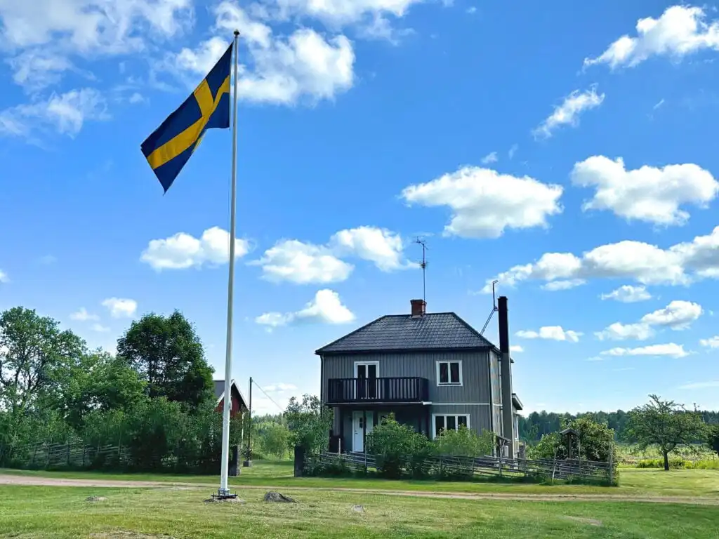 Ferienhaus Stora Hultet mit schwedischer Flagge und Naturblick