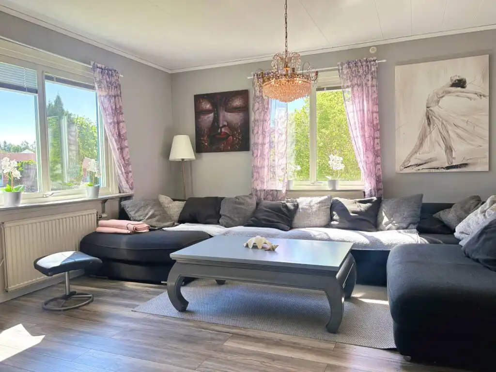 Heller Wohnbereich mit großer Sofalandschaft im Ferienhaus Connys Hus in Småland