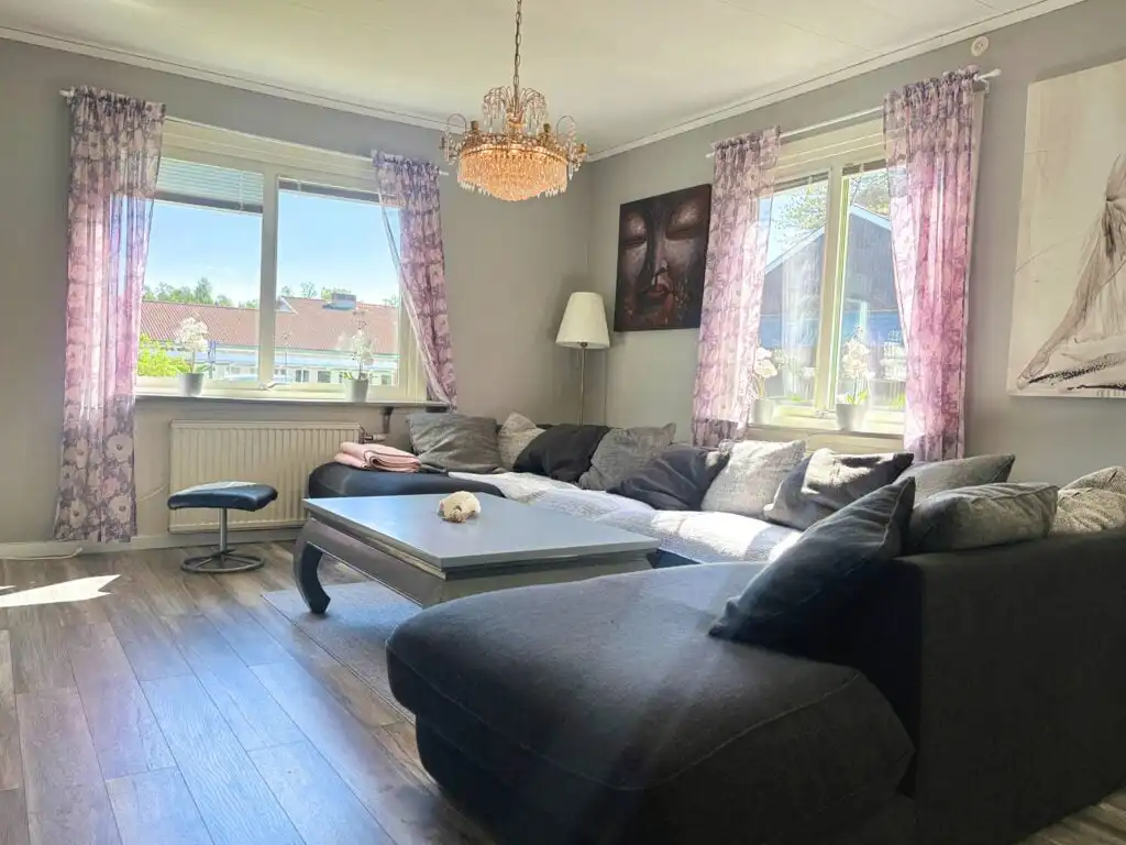 Gemütliches Wohnzimmer mit Sofa und TV im Ferienhaus Connys Hus in Kosta