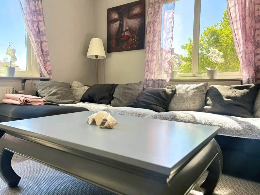 Komfortables Schlafzimmer mit Doppelbett im Ferienhaus Connys Hus in Kosta