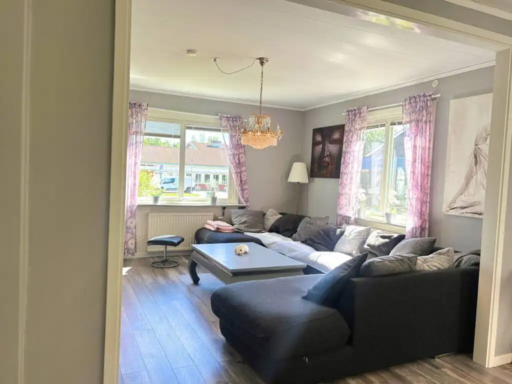 Offener Wohn- und Essbereich im Ferienhaus Connys Hus in Kosta mit gemütlicher Sofaecke