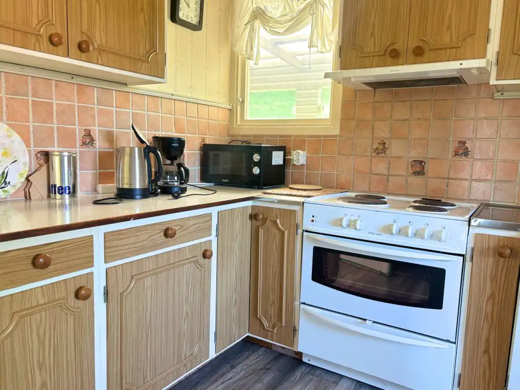 Moderne Küche mit Backofen und viel Arbeitsfläche im Ferienhaus Connys Hus