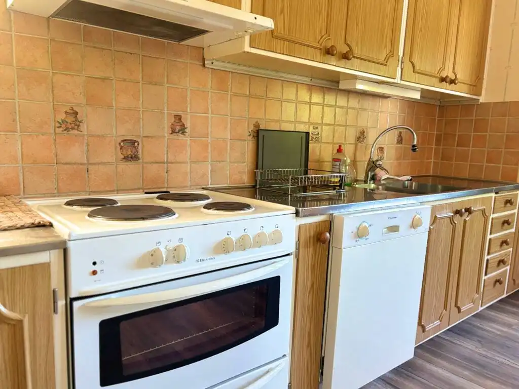 Großzügige Einbauküche im Ferienhaus Connys Hus nahe dem Kosta Outlet