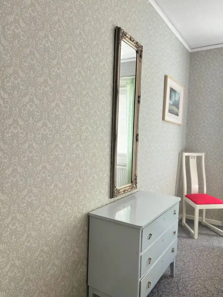 Modern eingerichtetes Schlafzimmer mit Kommode im Ferienhaus Connys Hus