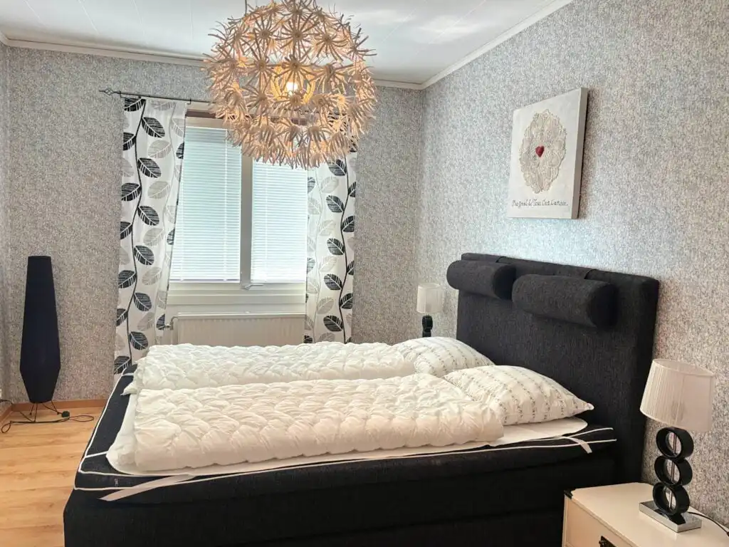 Großes Schlafzimmer mit Doppelbett im Ferienhaus Connys Hus nahe dem Kosta Outlet