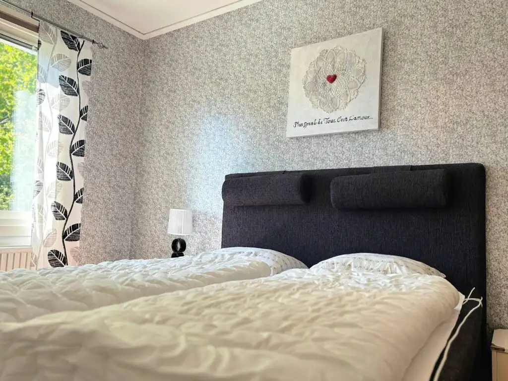 Modernes Schlafzimmer mit Blick ins Grüne im Ferienhaus Connys Hus in Småland