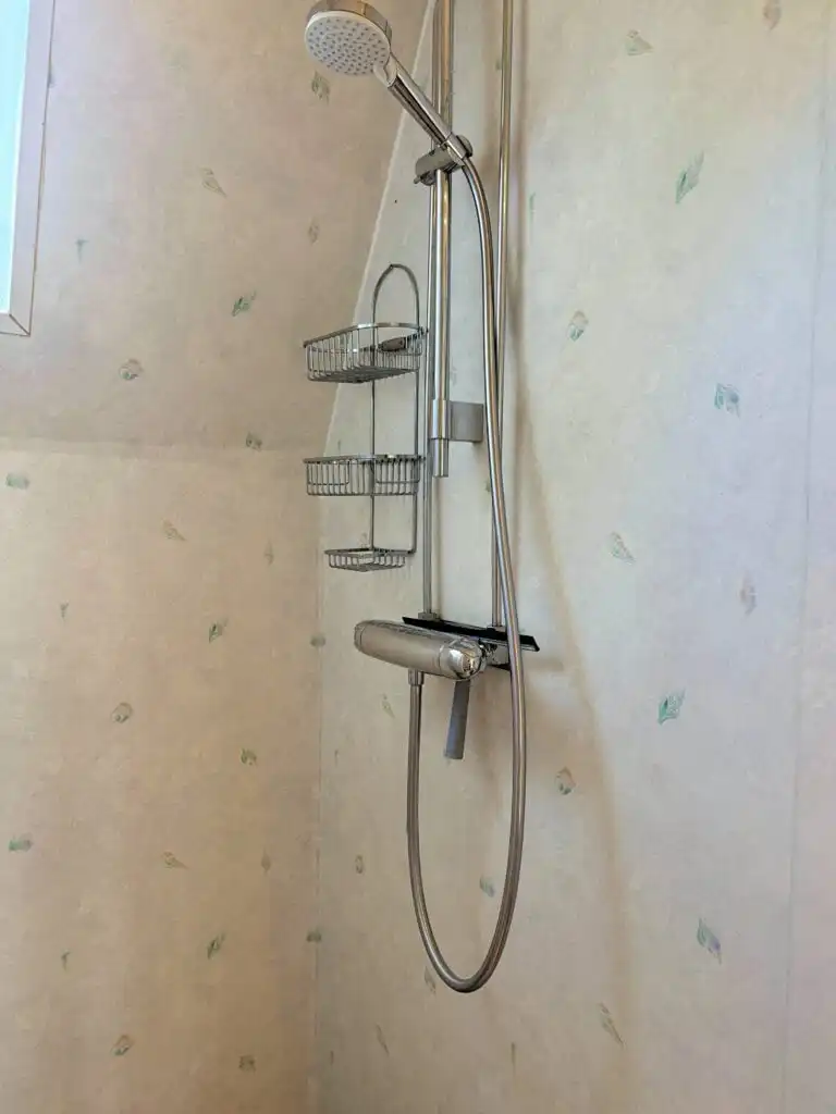 Moderne Dusche im Badezimmer des Ferienhauses Connys Hus in Småland