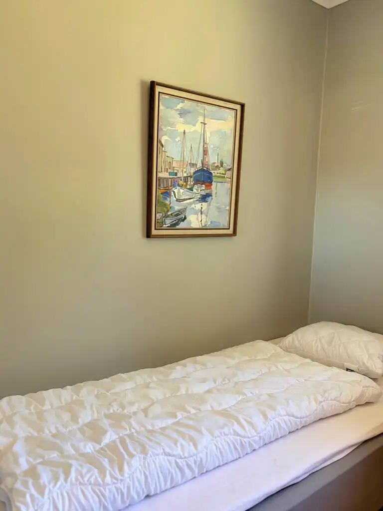 Gemütliches Schlafzimmer mit Einzelbett im Ferienhaus Connys Hus in Kosta