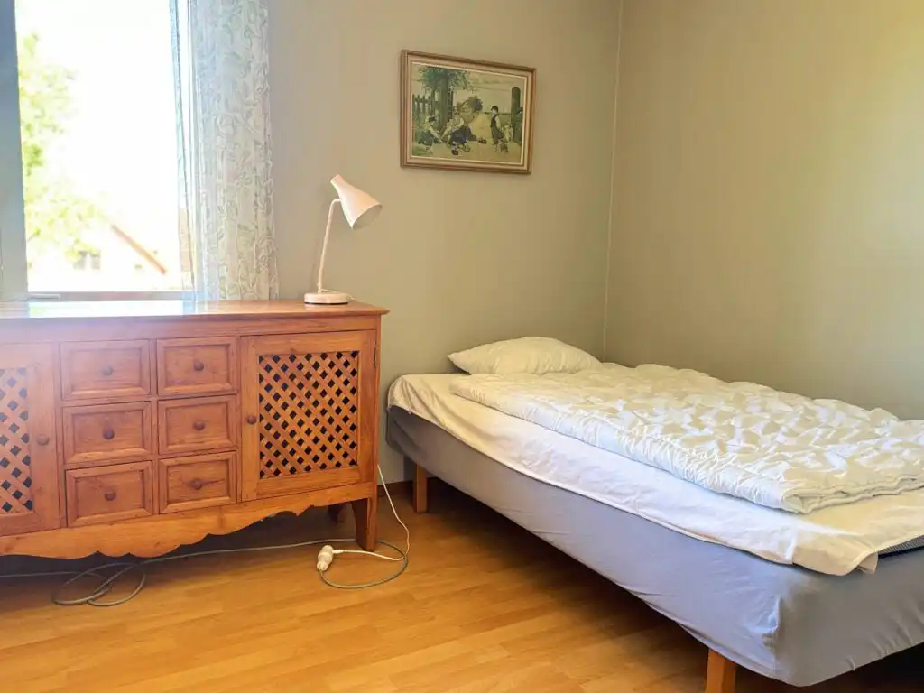 Schlafzimmer mit zwei Einzelbetten im Ferienhaus Connys Hus in Småland
