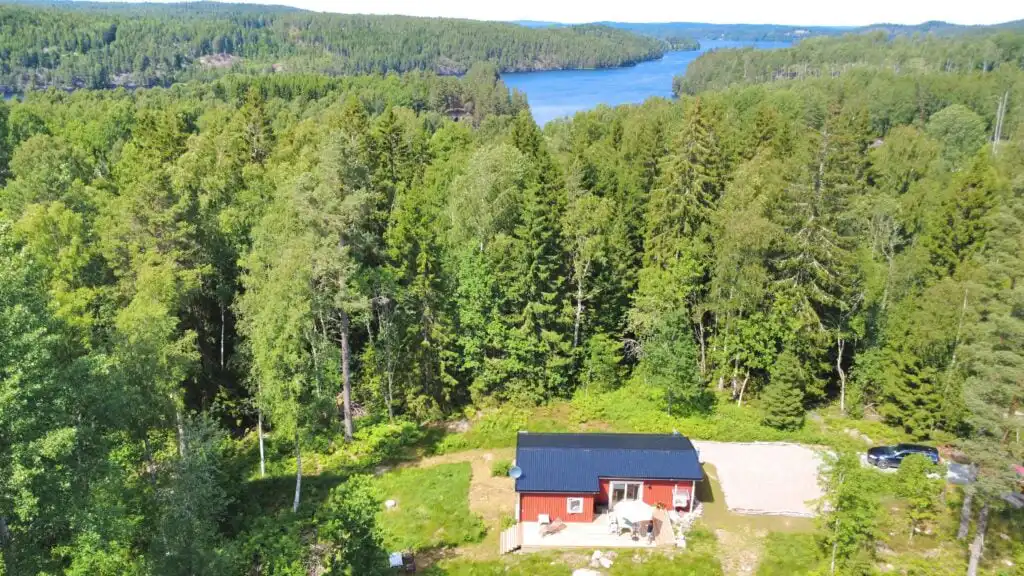Luftaufnahme der Stuga Haget in der Seenlandschaft von Dalsland
