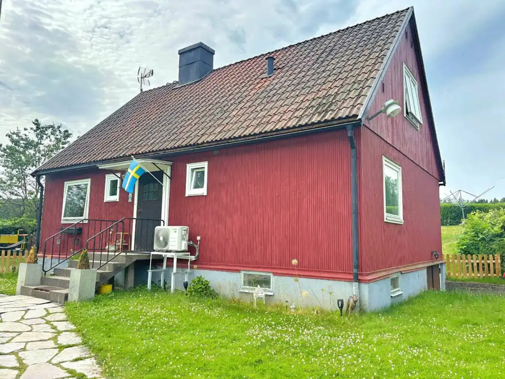 Rückseite des Hus Gillberga mit Garten und Terrasse