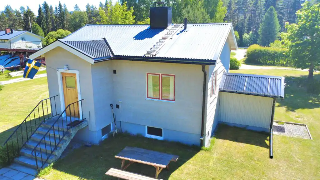 Außenansicht von Hus Indalsälven mit großem Naturgrundstück