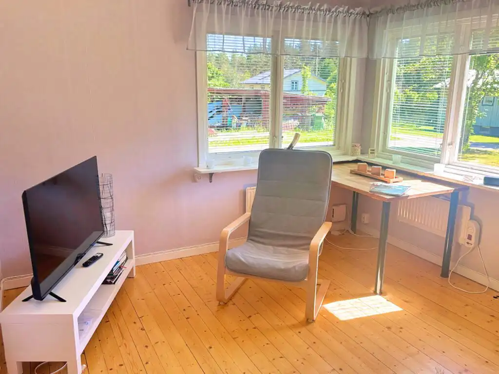 Wohnzimmer mit Fernseher im Ferienhaus Hus Indalsälven