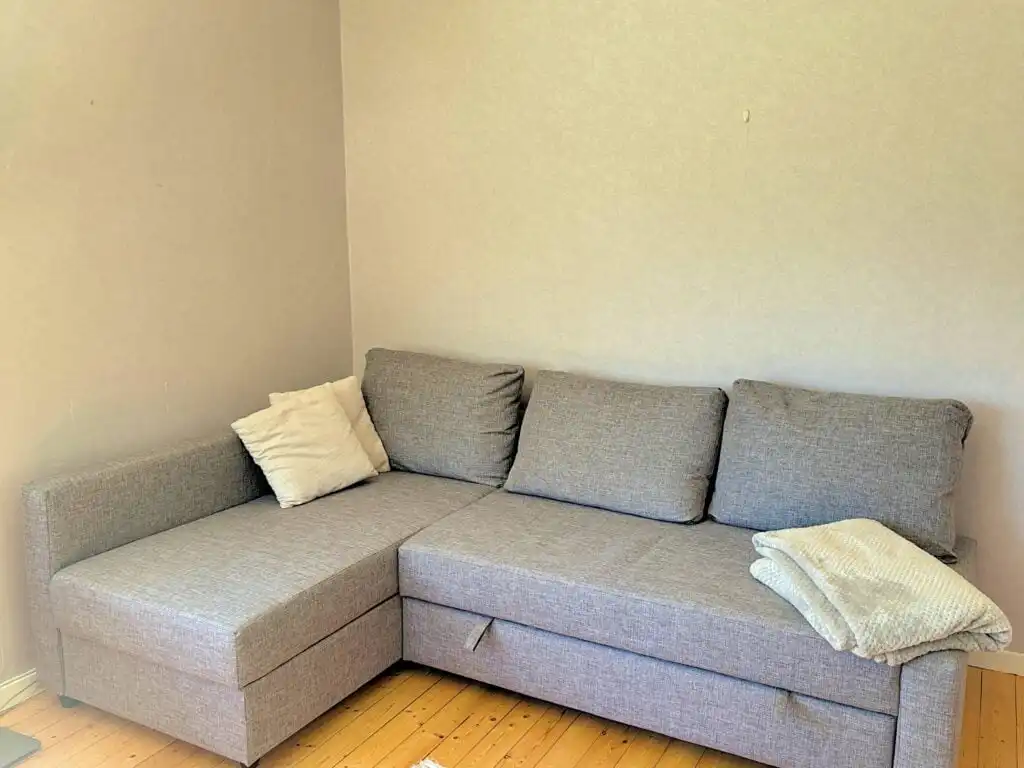 Gemütliche Sofaecke im Wohnzimmer des Hus Indalsälven