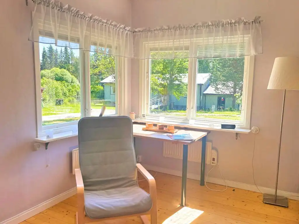 Wohnbereich mit großen Fenstern im Ferienhaus Hus Indalsälven