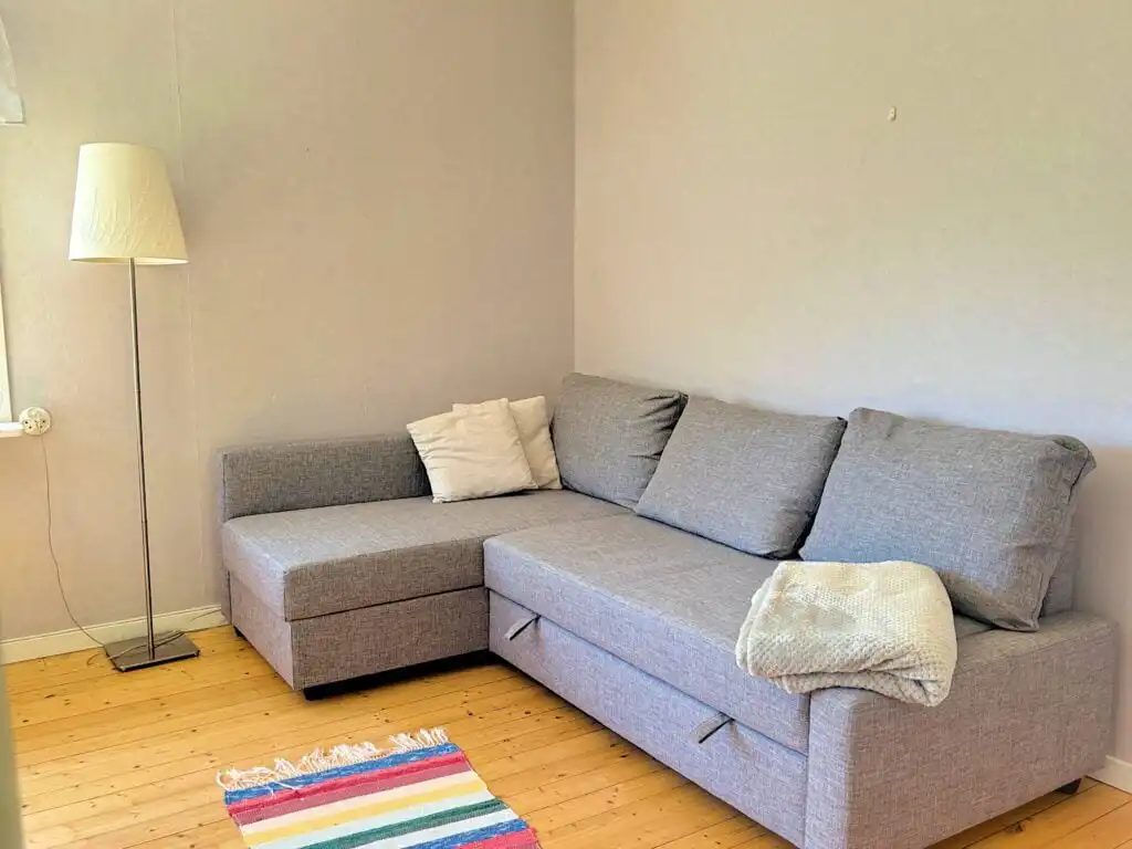 Gemütliches Wohnzimmer mit Sofa im Hus Indalsälven