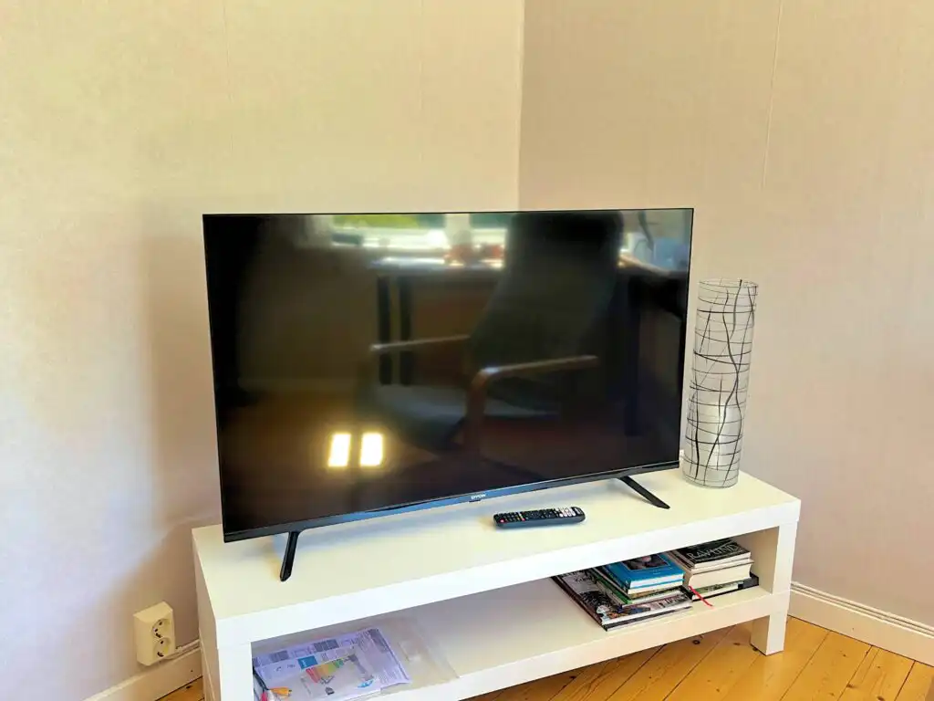Fernseher im Wohnbereich des Ferienhauses Hus Indalsälven