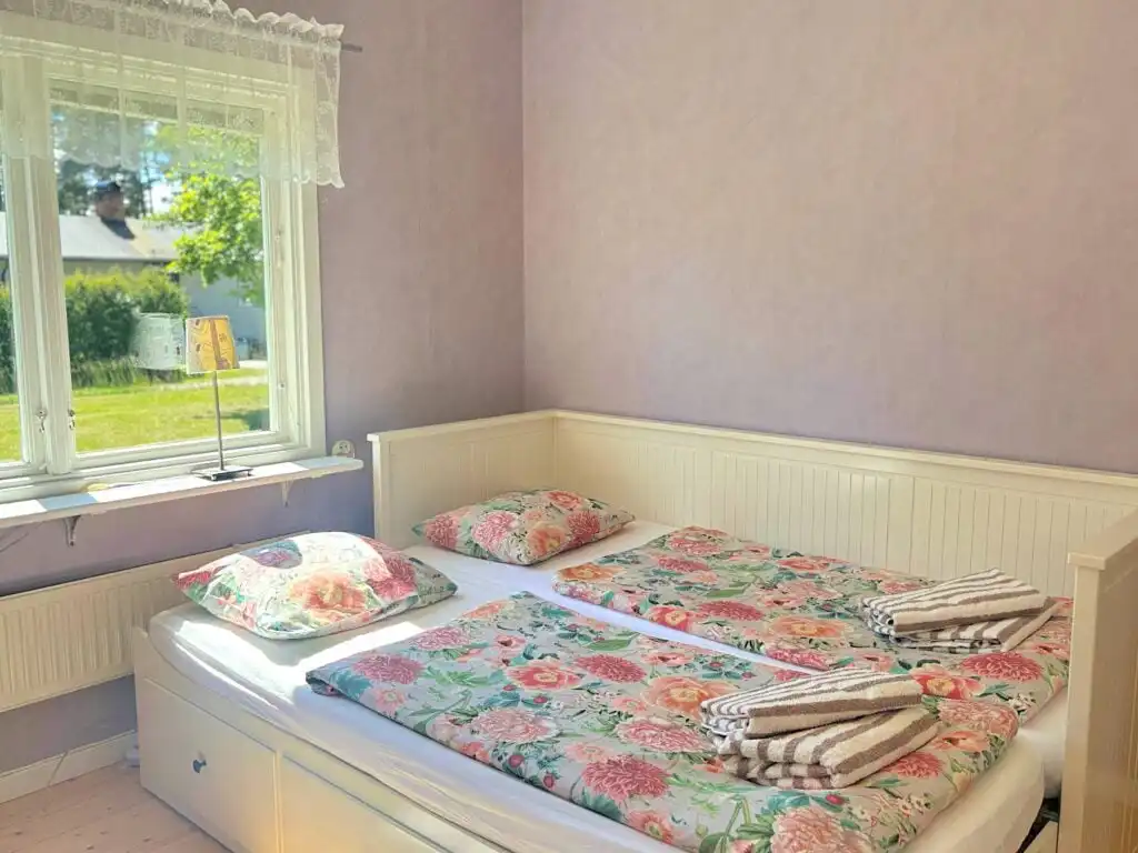 Schlafzimmer mit Doppelbett im Hus Indalsälven