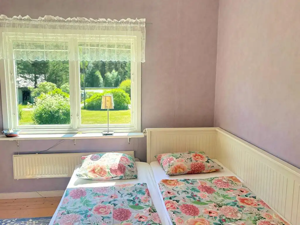Helles Schlafzimmer mit Blick ins Grüne im Hus Indalsälven