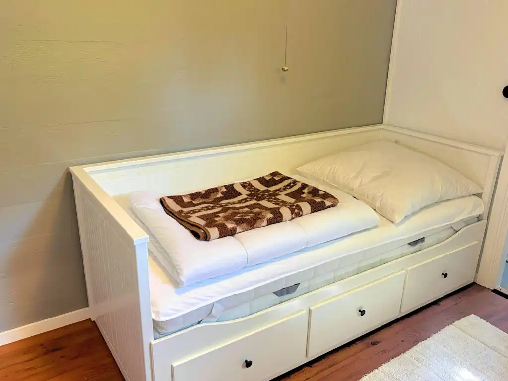 Schlafzimmer mit Einzelbett im Ferienhaus Hus Indalsälven