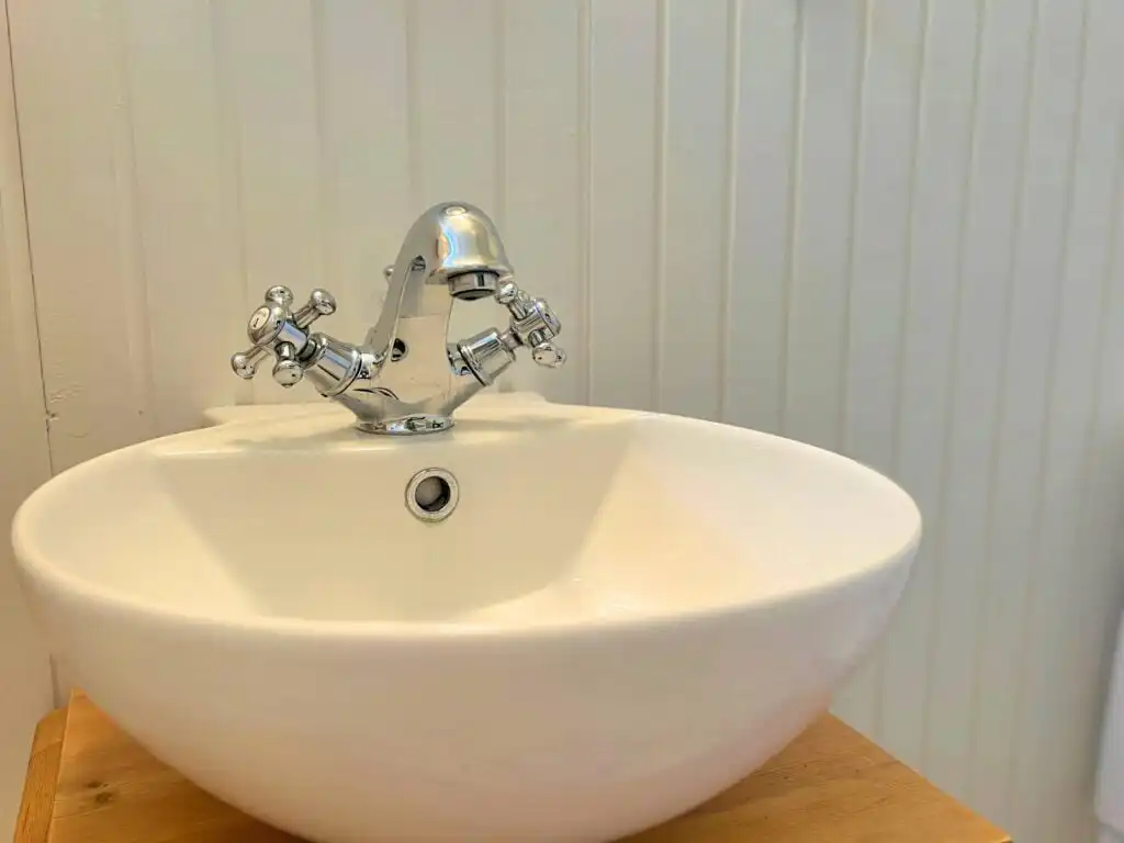 Waschbecken im Badezimmer des Hus Indalsälven