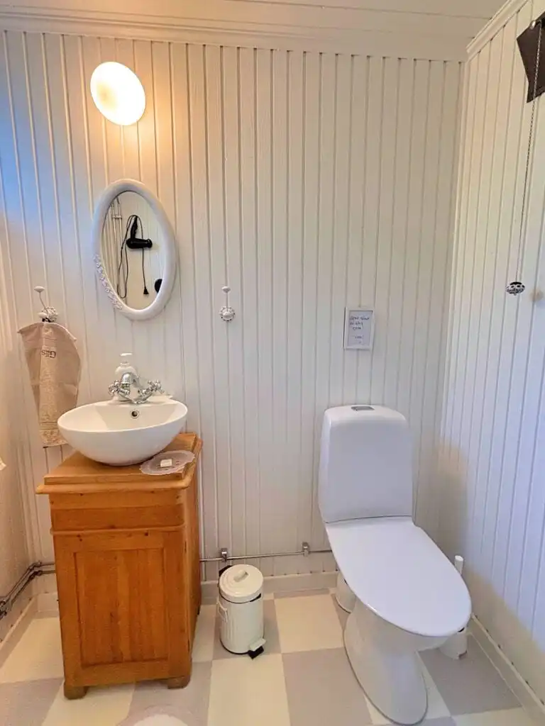 Badezimmer mit WC im Hus Indalsälven