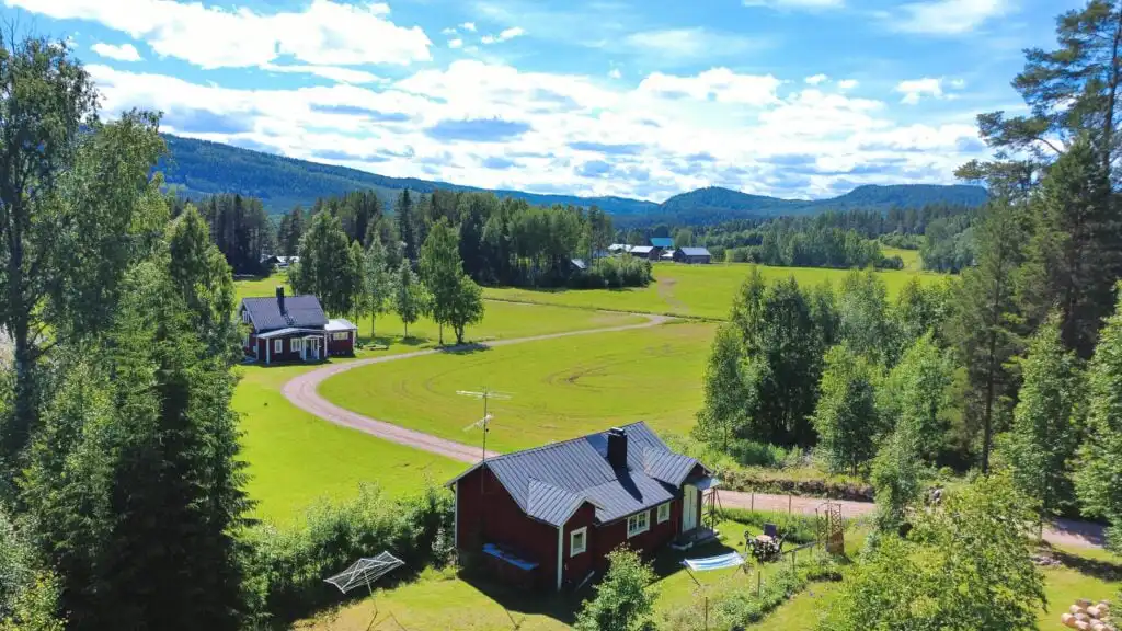 Luftaufnahme des Hus Hammerstrand inmitten der Natur von Jämtland