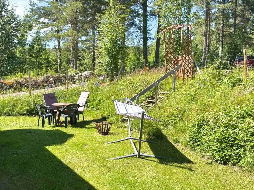 Sitzplatz im Garten des Hus Hammerstrand mit Blick ins Grüne