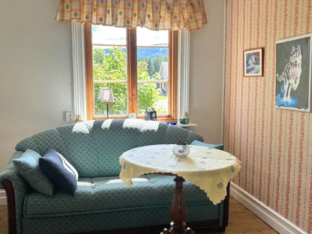 Wohnzimmer mit Sofa im Ferienhaus Hus Hammerstrand