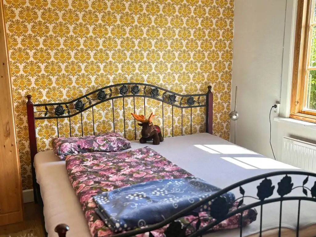 Schlafzimmer mit Doppelbett im Hus Hammerstrand in Jämtland