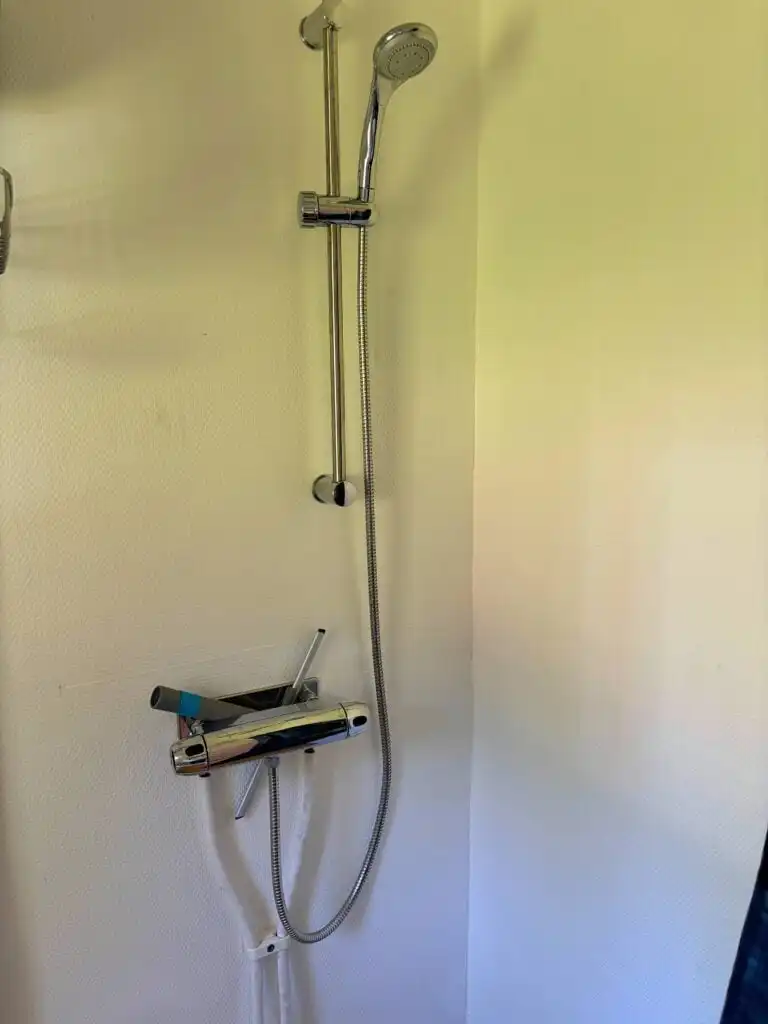 Dusche im Badezimmer des Ferienhauses Hus Hammerstrand