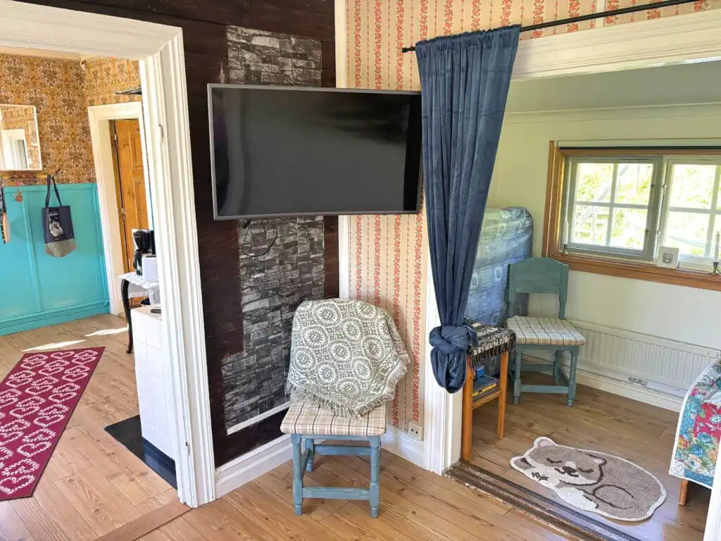 Wohnbereich mit TV im Hus Hammerstrand