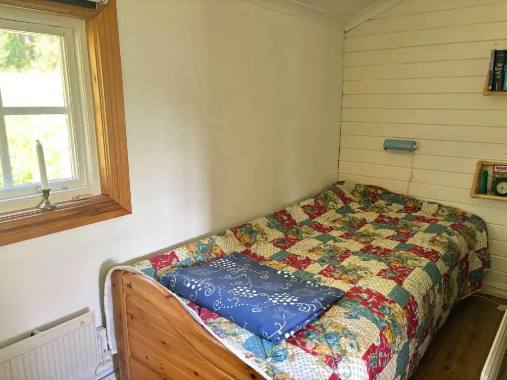 Schlafzimmer mit EInzelbett im rustikalen Hus Hammerstrand