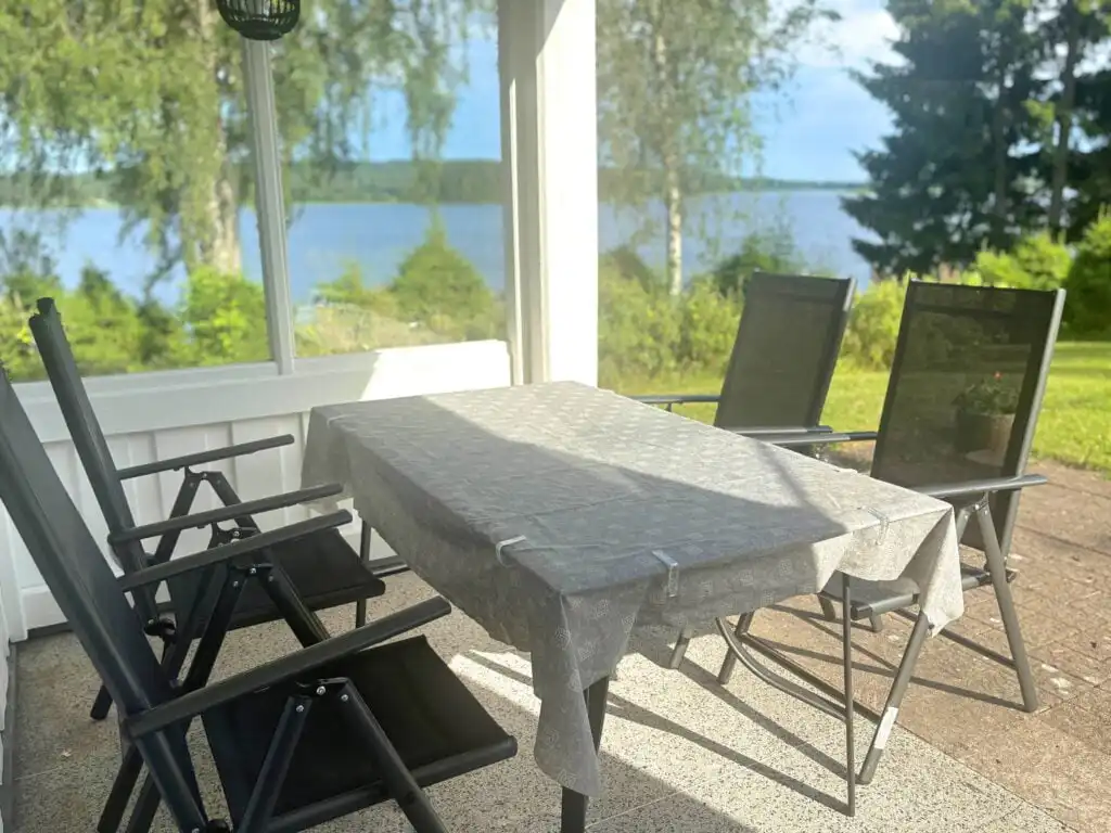 Terrasse mit Gartenmöbeln am Schwedenhaus am Ullvettern