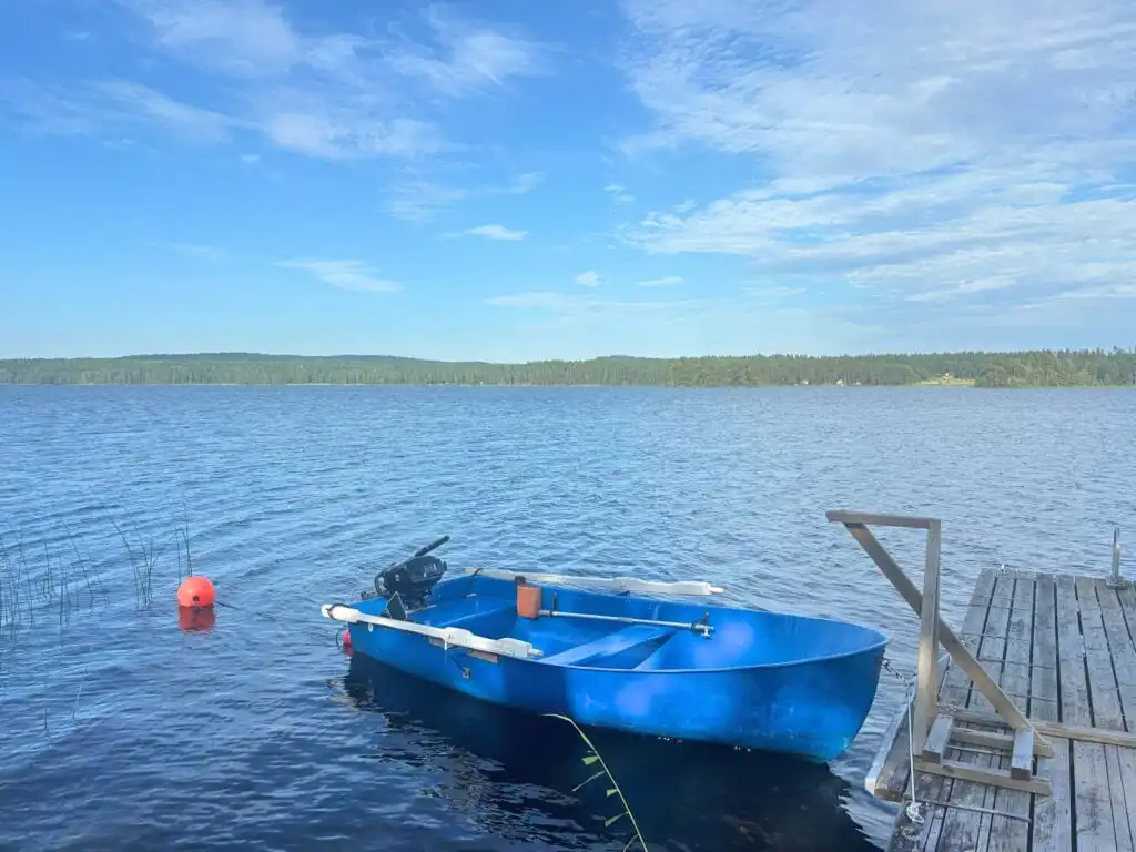 Motorboot am privaten Steg des Schwedenhauses am Ullvettern
