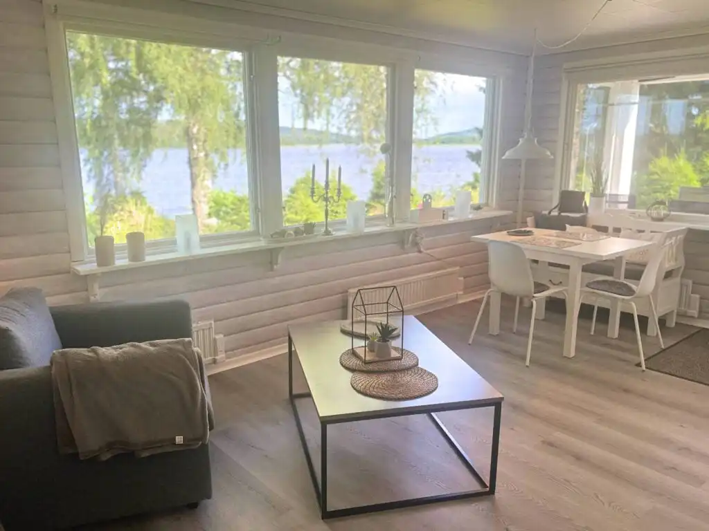 Wohnzimmer mit Seeblick im Schwedenhaus am Ullvettern