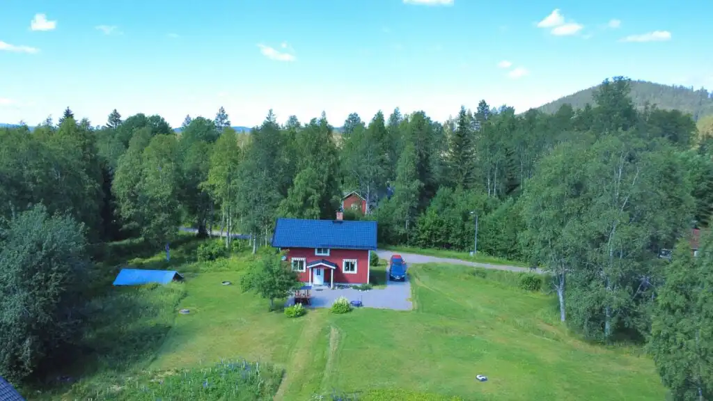 Luftaufnahme des Hus Fee inmitten der Natur von Dalarna