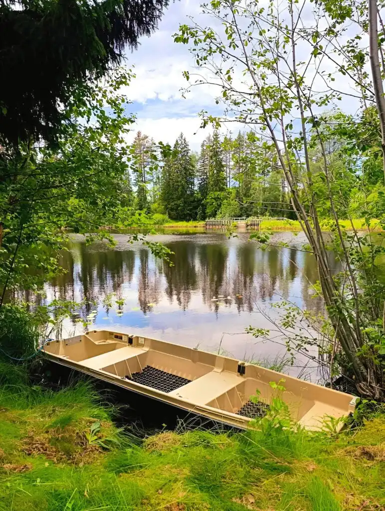 Ruderboot am kleinen See nahe Hus Fee in Dalarna