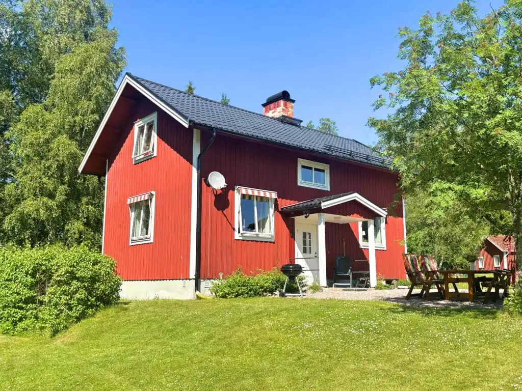 Außenansicht des Hus Fee mit Terrasse und Garten
