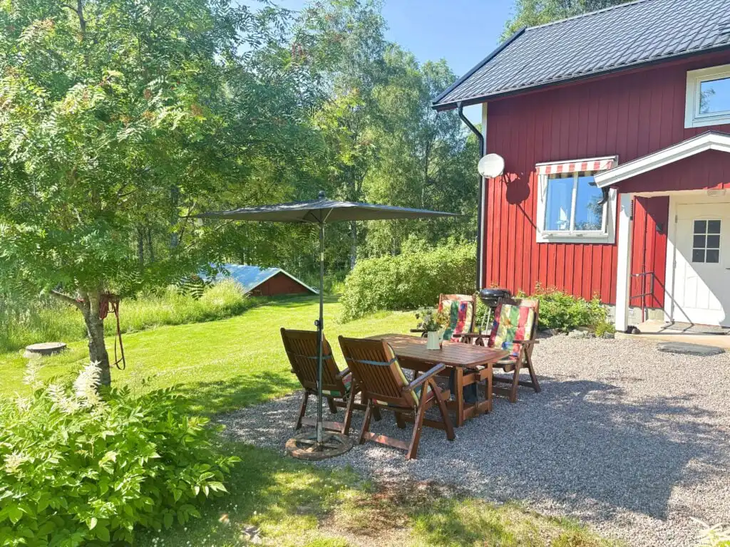 Sitzplatz im Garten des Hus Fee mit Grill