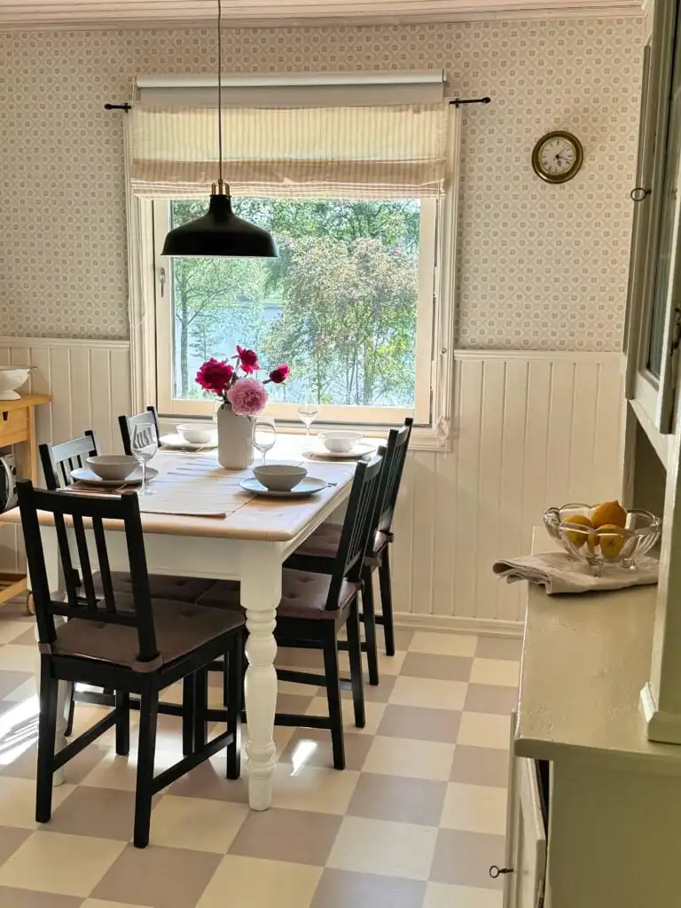 Gemütlicher Essplatz im Ferienhaus Hus Bjöksjöblick