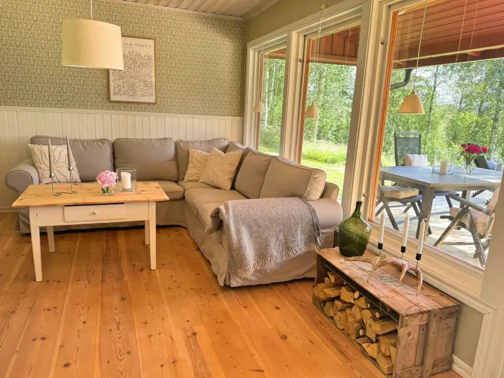 Wohnzimmer mit Seeblick im Hus Bjöksjöblick