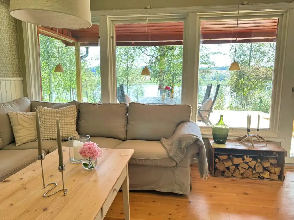Wohnbereich mit Panoramafenstern im Hus Bjöksjöblick