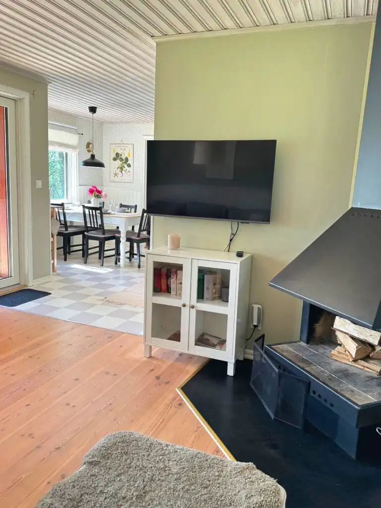 Wohnzimmer mit Fernseher im Ferienhaus Hus Bjöksjöblick