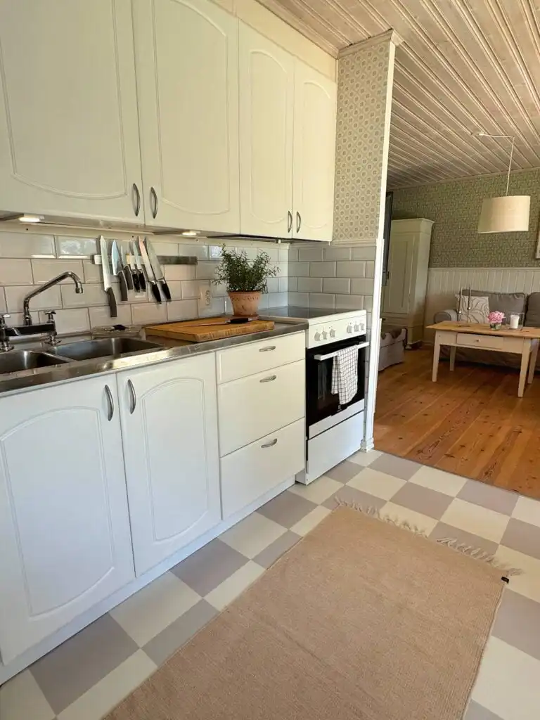 Voll ausgestattete Küche im Ferienhaus Hus Bjöksjöblick